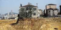 Casa fica ilhada em distrito de Istambul, na Turquia  Foto: AFP