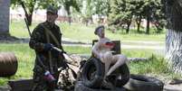 <p>Pró-russo se posiciona em um posto de controle na cidade de Slaviansk, no leste da Ucrânia</p>  Foto: Reuters