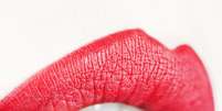 Para uma maquiagem impecável, use o lápis labial, que prepara a boca para receber o batom matte, cremoso, cintilante ou gloss  Foto: Shutterstock