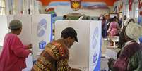 <p>Eleitores registram seus votos&nbsp;em um posto eleitoral no munic&iacute;pio de Nyanga, nos arredores de Cidade do Cabo, &Aacute;frica do Sul, nesta quarta-feira, 7 de maio 7</p>  Foto: AP
