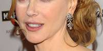 A atriz Nicole Kidman surgiu em um evento com excesso de pó translúcido na região abaixo dos olhos e na ponta do nariz  Foto: Getty Images