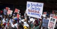 <p>Nigerianos protestam contra o rapto das mais de 200 meninas em 14 de abril</p>  Foto: AP