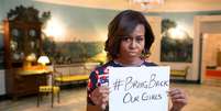 <p>Michelle Obama segura um cartaz escrito "Traga de volta as nossas meninas"</p>  Foto: Twitter