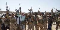 <p>Soldados do Exército do Iêmen posam para foto após tomada de região dominada por militantes da Al Qaeda em Mayfaa, província do sudeste de Shabwa, em 7 de maio</p>  Foto: Reuters