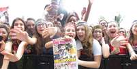 Fãs de One Direction fazem vigília em frente ao Hotel Fasano, no Rio de Janeiro, nesta quarta-feira (8). Banda começa hoje primeira passagem pelo Brasil  Foto: Andre Freitas / AgNews