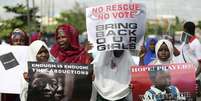 <p>Estudantes participam de um protesto exigindo a libertação de alunas sequestradas por supostos membros do grupo Boko Haram, em Lagos, na Nigéria, em 5 de abril</p>  Foto: Akintunde Akinleye / Reuters