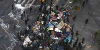 <p>Membros da Guarda Nacional Bolivariana desmontam acampamentos no centro da capital venezuelana, em 8 de maio</p>  Foto: Reuters