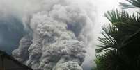 <p>O vulc&atilde;o Santiaguito&nbsp;expele colunas de cinzas superiores aos 8.300 metros de altitude</p>  Foto: Twitter