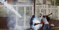 <p>Manifestantes anti-governo participam de protesto em Caracas, em 8 de maio de 2014</p>  Foto: Carlos Garcia Rawlins / Reuters