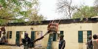 Soldados nigerianos guardam área da escola onde 200 meninas foram sequestradas   Foto: AFP