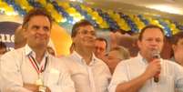 Aécio (esq.) anuncia apoio a Dino (centro). O deputado federal Carlos Brandão (PSDB-MA) será vice na chapa  Foto: Clodoaldo Corrêa / Especial para Terra