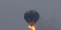 Balão pegou fogo quando atingiu uma rede elétrica durante procedimento de descida  Foto: AP