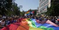 <p>Participantes estendem bandeira LGBT durante Parada Gay, em Havana, Cuba, em 10 de maio</p>  Foto: AP