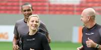 Trio de arbitragem aquece antes do duelo disputado em Belo Horizonte  Foto: EFE