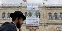 <p>O cartaz anuncia dá as boas-vindas em árabe, inglês e hebraico ao papa Francisco</p>  Foto: EFE
