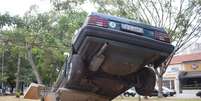 Carro atingiu o banco de uma pra&ccedil;a na zona norte de S&atilde;o Paulo na manh&atilde; deste domingo  Foto: Leonardo Benassatto / Futura Press