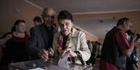 Eleitora deposita seu voto no distrito de Budennovskiy, na periferia de Donetsk  Foto: AP