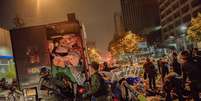 <p>Soldados da Guarda Nacional Bolivariana colocam em caminhões pertences de manifestantes que haviam se instalado em acampamentos em Caracas, em de 8 maio</p>  Foto: AP