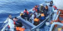 <p>Marinha italiano informou que há 4 barcos em operação de resgate, além de embarcação de polícia</p>  Foto: ANSA