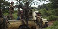 <p>Ex-soldados Seleka se preparam para entrar em aldeia  atacada por milicianos, a cerca de 25 quilômetros de Bambari, em 10 de maio </p>  Foto: Reuters