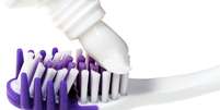 Independentemente da idade, a melhor opção é um creme dental com flúor e elementos que combatam a gengivite  Foto: Shutterstock