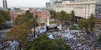 <p>Manifestantes se reúnem na Praça de Maio durante comício em frente à Casa Rosada, em 14 de maio </p>  Foto: Reuters