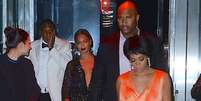 Imagem registrada instantes após a briga no elevador mostram Solange, Beyoncé e Jay-Z  Foto: Daily Mail/Splash / Reprodução