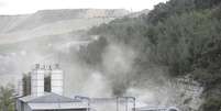 Fumaça emana da entrada da mina em que houve uma explosão, em Soma, na Turquia. Cerca de 120 homens ainda estariam presos em uma mina de carvão no oeste da Turquia onde 238 mineiros morreram após um incêndio, em um dos piores desastres registrados até hoje no setor industrial turco, disse o primeiro-ministro Tayyip Erdogan nesta quarta-feira.  Foto: Gokhan Gungor / Reuters