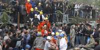 <p>Equipes de resgate carregam um mineiro para uma ambulância. Ele sofreu ferimentos depois da explosão da mina, em Soma, um distrito na província ocidental da Turquia de Manisa, em 14 de maio</p>  Foto: Reuters