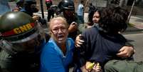 <p>Mulheres s&atilde;o detidas por agentes da Guarda Nacional Bolivariana em manifesta&ccedil;&atilde;o realizada em 14 de maio em Caracas</p>  Foto: AP