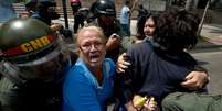 <p>Mulheres são detidas por agentes da Guarda Nacional Bolivariana em manifestação realizada em 14 de maio em Caracas</p>  Foto: AP