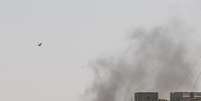 <p>Fuma&ccedil;a sobe do local de um ataque a bomba em Bagd&aacute;, nesta quinta-feira, 15 de maio</p>  Foto: Reuters