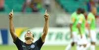 Branquinho festeja seu gol na vitória do Bahia sobre o América-MG  Foto: Romildo de Jesus / Agência Lance
