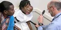 Haitiana tem tumor de dois quilos removidos do rosto  Foto: YouTube/The Mirror / Reprodução