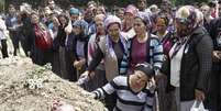 Mulheres acompanham o enterro de um mineiro morto no incêndio em uma mina de carvão, em um cemitério em Soma, na Turquia, nesta quinta-feira. 15/05/2014  Foto: Osman Orsal / Reuters