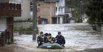 <p>Bombeiros resgatam pessoas isoladas pelas enchentes em Zenica, na Bósnia, no dia 15 de maio</p>  Foto: Dado Ruvic / Reuters