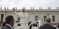 <p>Papa Francisco acena ao público de seu papamóvel, na Praça São Pedro, no Vaticano, em 7 de maio</p>  Foto: Tony Gentile / Reuters