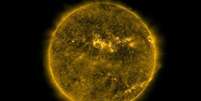 <p>A rotação natural do Sol expele partículas que viajam a uma velocidade entre 400km e 800km por segundo</p>  Foto: Nasa/SDO/GSPC / Reprodução