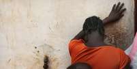 <p>(Imagem de arquivo): sudanesa segura o filho nas costas; uma mulher do país africano foi condenada à morte por se converter ao cristianismo</p>  Foto: Getty Images 