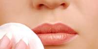 Para remover o batom (foto) e a m&aacute;scara de c&iacute;lios, use &oacute;leo de am&ecirc;ndoas ou demaquilante bif&aacute;sico (composto por &aacute;gua e &oacute;leo)  Foto: Shutterstock
