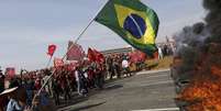 Integrantes do MTST bloqueiam uma rua durante protesto contra a Copa do Mundo, em São Paulo, nesta quinta-feira. 15/05/2014  Foto: Nacho Doce / Reuters