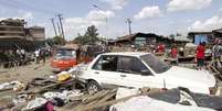 <p>Vista geral da destruição causada por duas explosões que mataram ao menos 10 pessoas em um mercado em Nairóbi, capital do Quênia</p>  Foto: Thomas Mukoya / Reuters
