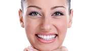 Para um sorriso ser classificado bom, deve-se observar os dentes, se a gengiva está no nível certo em relação aos lábios e se todos os elementos do rosto estão em harmonia  Foto: Shutterstock
