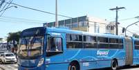 Ônibus da empresa Biguaçu circula em Florianópolis (SC), após onda de ataques no início da manhã desta sexta-feira  Foto: Marcelo Bittencourt / Futura Press