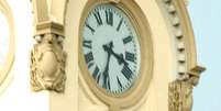 <p>Enquanto o relógio australiano marcava 15h31, um casal foi flagrado na varanda da torre</p>  Foto: Mirror / Reprodução