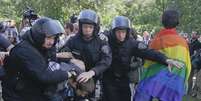 <p>Polícia de choque deteve manifestantes que tentaram impedir a primeira parada do orgulho gay da Ucrânia, em Kiev, Ucrânia, em 25 de maio de 2013</p>  Foto: AP