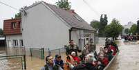 Soldados do Exército sérvio ajudam na evacuação de cidade inundada a sudoeste de Belgrado   Foto: Reuters