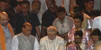 O nacionalista hindu Narendra Modi (centro), primeiro-ministro eleito da &Iacute;ndia do Partido Bharatiya Janata Party (BJP), realiza um ritual religioso durante as ora&ccedil;&otilde;es da noite nas margens do rio Ganges, em Varanasi, no estado indiano de Uttar Pradesh  Foto: Reuters