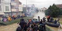 Os lugares mais afetados pelas cheias são Obrenovac (Sérvia), Maglaj e Doboj (ambas na Bósnia), onde milhares de pessoas foram evacuadas de suas casas  Foto: Marko Djurica / Reuters