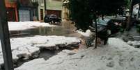 <p>Granizo ficou acumulado em via no bairro da Aclima&ccedil;&atilde;o, no centro da capital</p>  Foto: Jos&eacute; Cildo / vc rep&oacute;rter